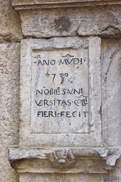 colmars-031.jpg - Colmars-les-Alpes - Place Saint Jean - Détail des inscriptions au fait du jambage gauche de la porte.