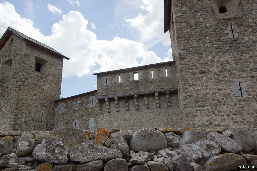 colmars-053.jpg - Colmars-les-Alpes - Porte de Savoie (extérieur) - A droite sur la tour des meurtrières cruciformes adaptées aux  arbalètes. Au centre, les machicoulis.