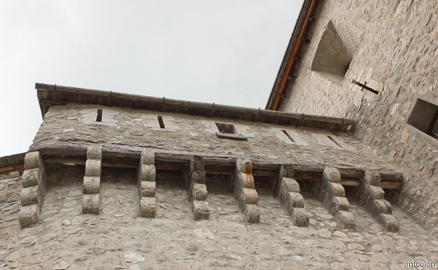 colmars-055.jpg - Un mâchicoulis est une structure de pierre faisant encorbellement, dotée d'ouvertures, et placée au sommet d'une tour ou d'une courtine, ce qui permet un tir fichant.