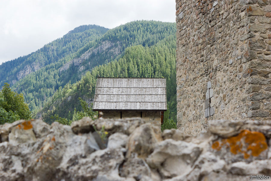 colmars-058.jpg - Colmars-les-Alpes - Les toitures des tours carrées sont couvertes de bardeaux de mélèze.