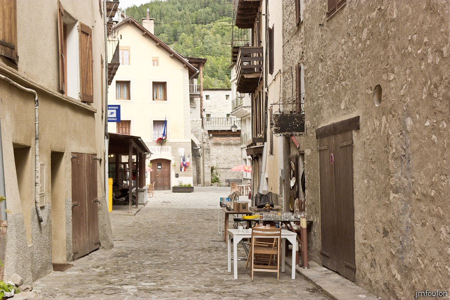 colmars-071.jpg - Colmars-les-Alpes -  Rue Saint Joseph. Au fond à gauche, la mairie et à droite la Porte de Savoie.