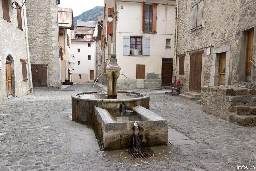 colmars-074.jpg - Colmars-les-Alpes - Fontaine des Lavandières ou la Bugade. Le bassin bas est bâti en 1635. La fontaine neuve (partie circulaire) est ajoutée en 1803.