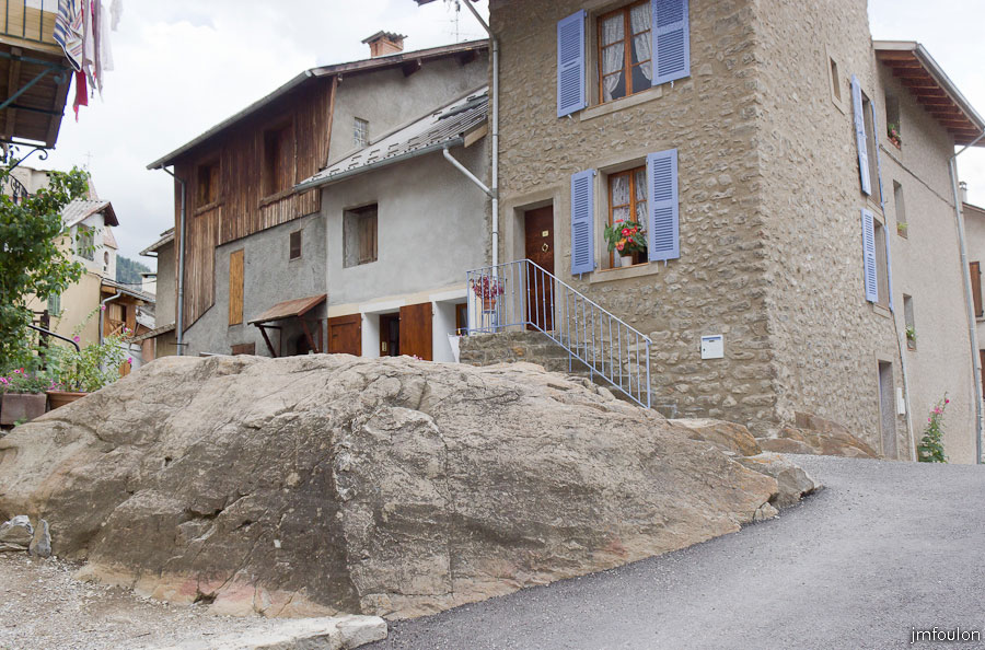 colmars-081.jpg - Colmars-les-Alpes - Ici la roche affleure curieusement ! ...