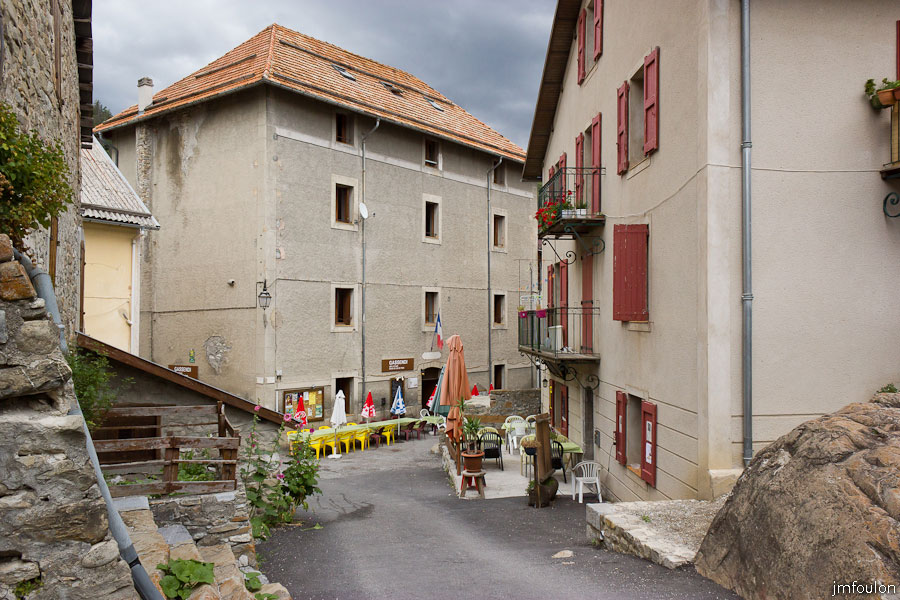 colmars-082.jpg - Colmars-les-Alpes - Ancien Hôpital des Bourgeois (XVIIIe) transformé en caserne au XIXe et appelé depuis caserne Gassendi.