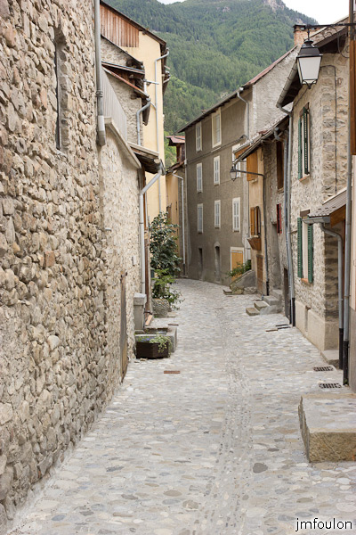 colmars-089.jpg - Colmars-les-Alpes - Une rue restaurée avec goût.