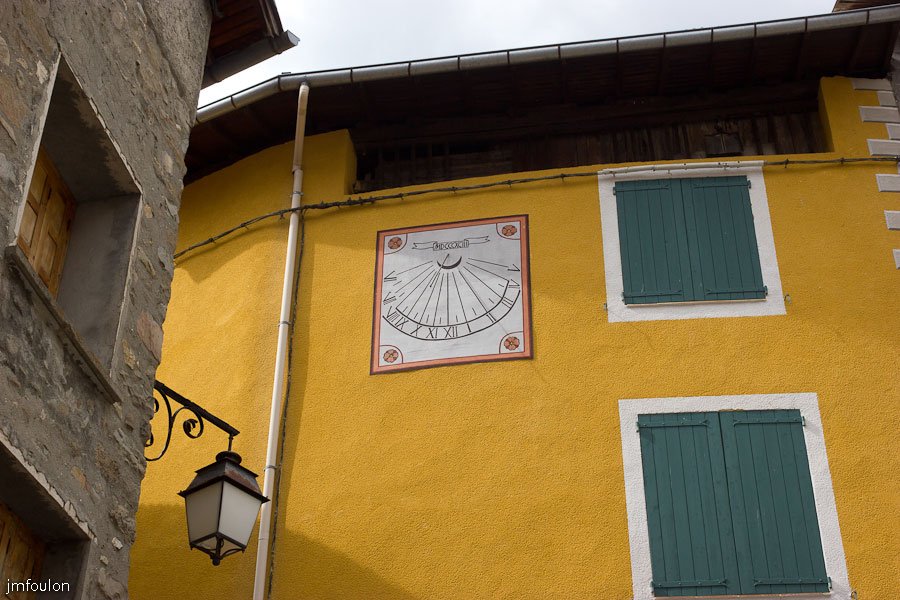 colmars-103.jpg - Colmars-les-Alpes - Cadran solaire sur une façade Place des Lavandières.
