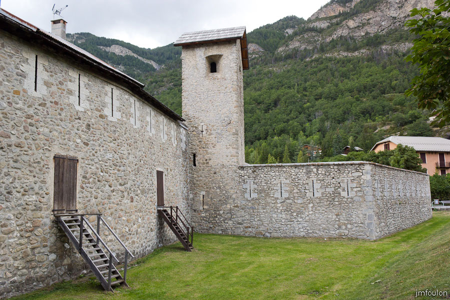 colmars-121.jpg - Colmars-les-Alpes - Les fortifications entre la porte de Savoie et celle des Glacis.