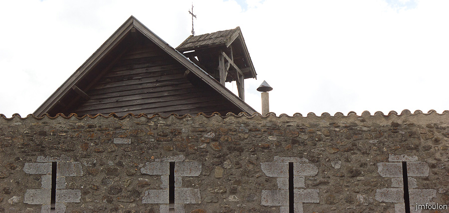 colmars-131.jpg - Colmars-les-Alpes - Le clocher de la chapelle Saint Joseph et les remparts.