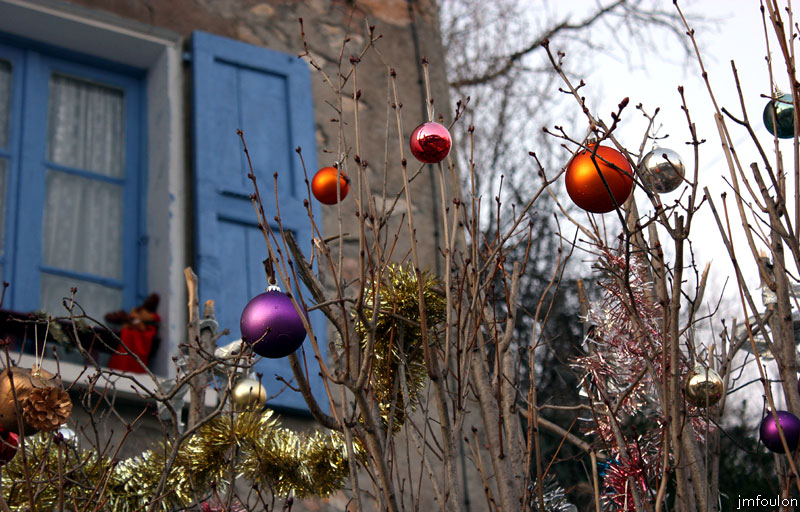 clamensane-noel-web.jpg - Décorations de Noël en extérieur à Clamensane en haut du vieux village