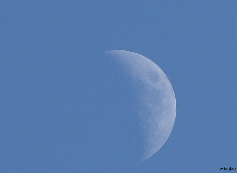 lune-zoom-web.jpg - La Lune au dessus du Rocher de la Baume à Sisteron en milieu d'après-midi (18 janvier 2013)