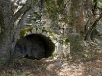 Plateau de Ganagobie  Sur cet ancien chemin, se trouve à une centaine de mètres de l'abbaye une source protégée par une voûte