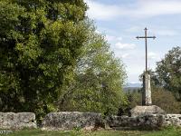Plateau de Ganagobie  Ici des pierres levées et une croix près de l'ancien cimetière des moines. Les tombent rupestres vues précédemment sont derrière
