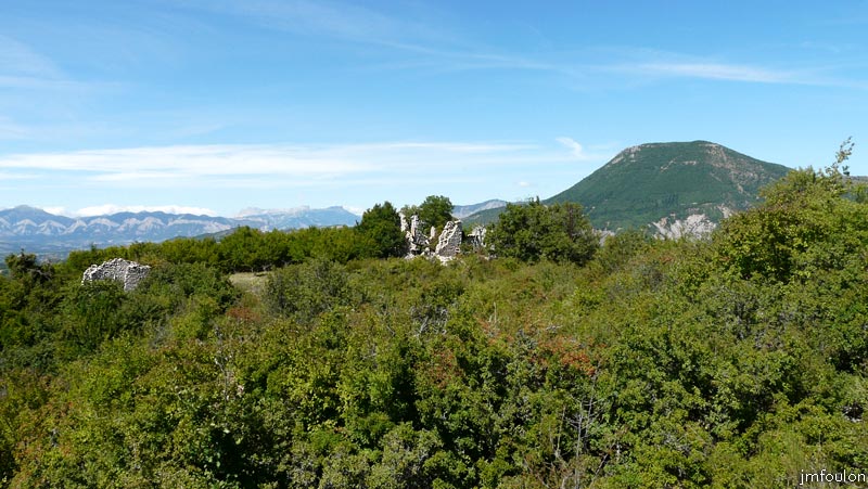 bastide-monges-02web.jpg - Le Prieuré St Marcellin. A droite le montagne de Hongrie (1189 m)