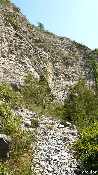 castellas-01web.jpg - Le départ du chemin au pont de Reynier. Ce chemin très ancien se nomme "Chemin de la Casse". Il mène également au Pas du Patègue à proximité duquel se trouve les ruines du Castellas de Reynier, tour de guet de XIIe faisant partie des 21 tours qui protégeaient le territoire des Hautes Terre de Provence