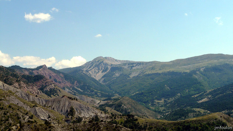 castellas-28web.jpg - De gauche à droite au loin. Le Sommet de Coste Belle (2106 m), les Monges (2115 m) et la crête du Raus (1824 m au plus haut) sur la Mtg de Jouères