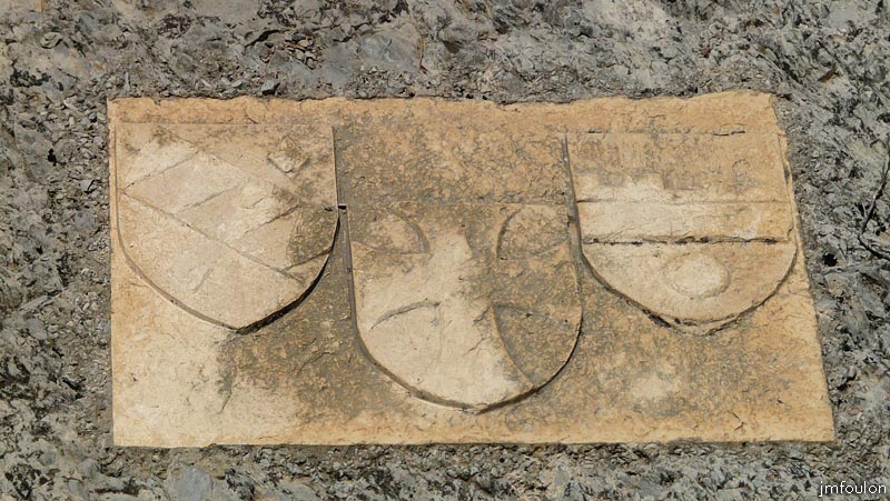castellas-37web.jpg - La pierre scultée aux trois blasons vue de près.