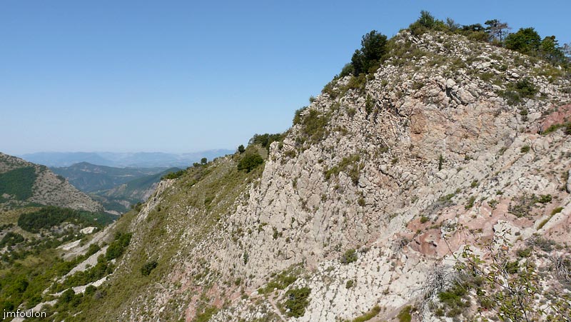 castellas-40web.jpg - A droite une petite montagne que j'ai gravis lors de mes recherches du castellas. Il me semblait qu'il pouvait se trouver sur cette cime, alors qu'il se trouve plus au Sud sur la crête de Charène (voir la galerie corrspondante)