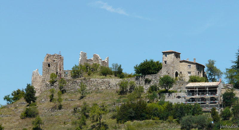 chateau-sigoyer-04web.jpg - De gauche à droite: La Tour de Guet, le Logis Seigneurial et sa Tour Carrée au Sud, la Cour et les vestiges du Rempart Sud, la Tour-Porche et la Chapelle