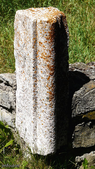 chateau-sigoyer-05web.jpg - Ré-emploie d'un élément de pierre taillée sur un muret à l'entrée du Château