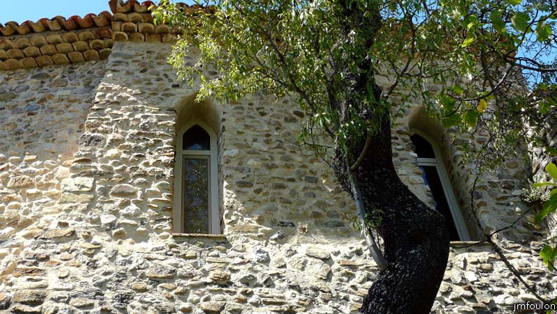 chateau-sigoyer-08web.jpg - Mur Est de la chapelle. Les deux fenêtres en arc brisé