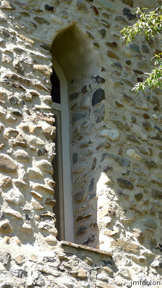 chateau-sigoyer-09web.jpg - Mur Est de la chapelle. la fenêtre la plus à gauche vue de prés
