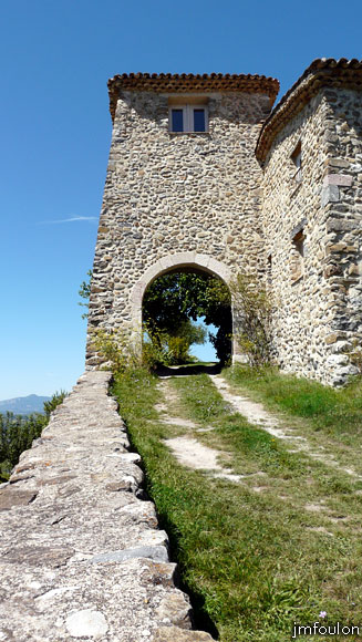 chateau-sigoyer-10web.jpg - Entrée du château. La Tour-Porche (Est)