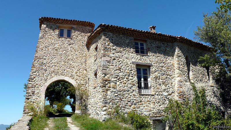 chateau-sigoyer-11web.jpg - La Tour-Porche et la chapelle à sa droite
