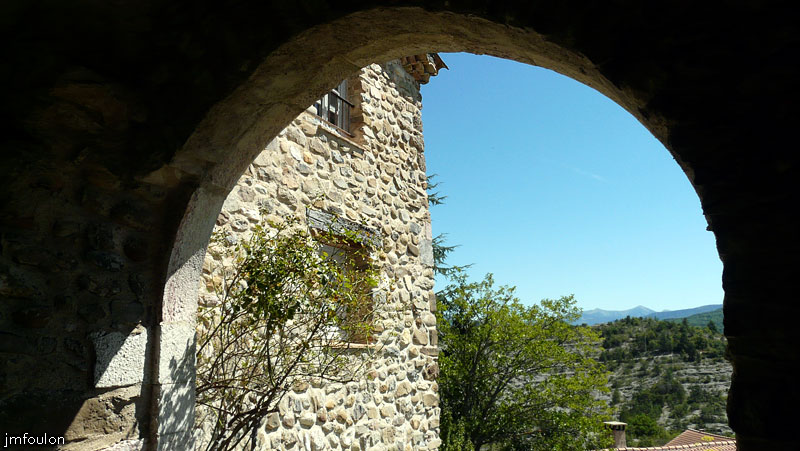 chateau-sigoyer-12web.jpg - La Tour-Porche. l'arc vu de l'intérieur