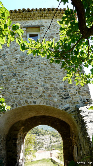 chateau-sigoyer-15web.jpg - Vue sur la façade Ouest de la Tour-Porche depuis la cour