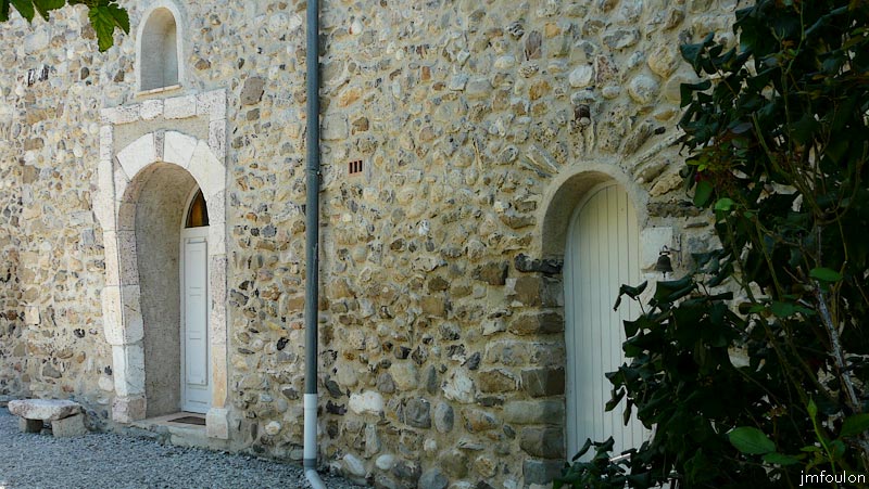chateau-sigoyer-17web.jpg - Façade Ouest de la chapelle avec à gauche, la porte d'entrée surmontée d'une niche aujourd'hui vide