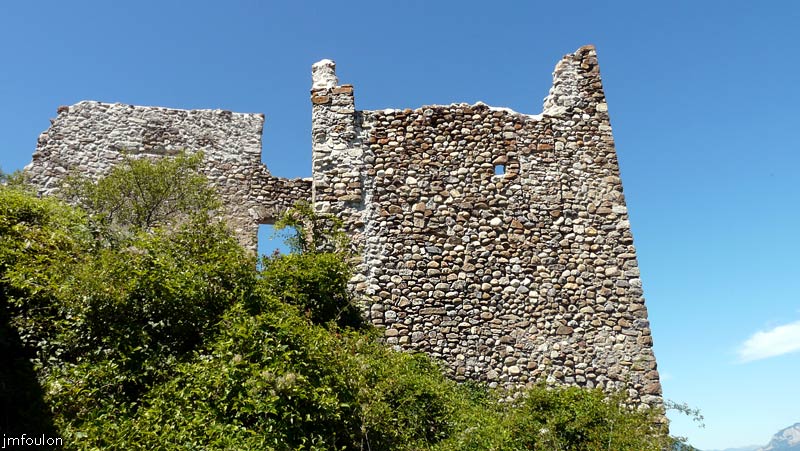 chateau-sigoyer-20web.jpg - Façades Est du logis à gauche et de la grosse tour carrée à droite