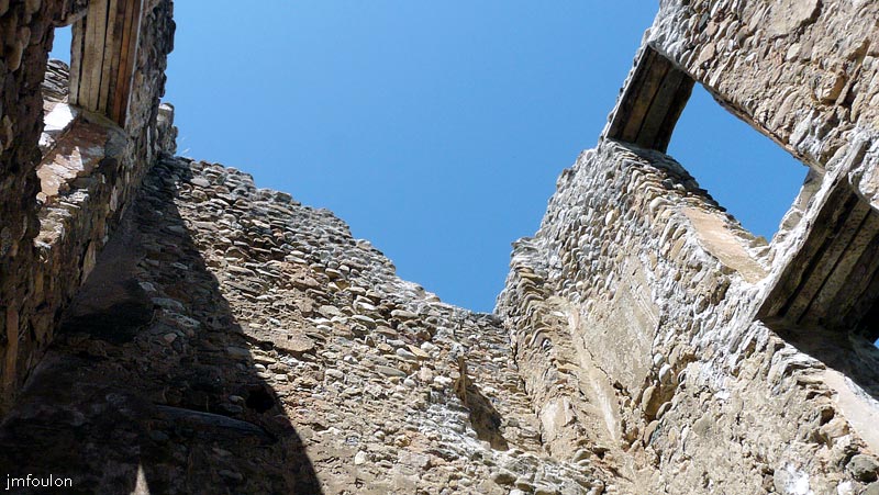 chateau-sigoyer-27web.jpg - Haut des murs Ouest, Nord et Est de la grosse tour carrée vus de l'intérieur