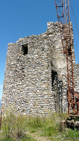 chateau-sigoyer-31web.jpg - La tour carrée se trouvant au Sud du logis seigneurial. Façades Sud et Est
