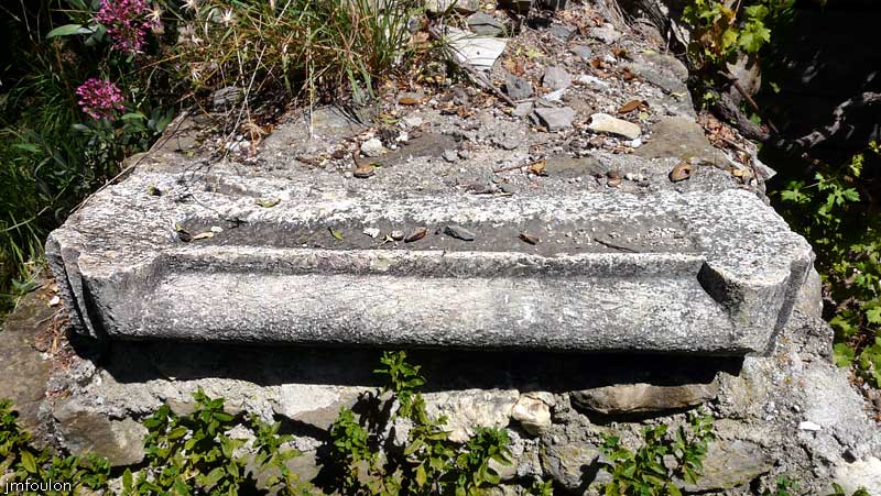 chateau-sigoyer-36web.jpg - Belle pierre taillée ré-utilisée sur un muret à l'intérieur de la cour face à la chapelle