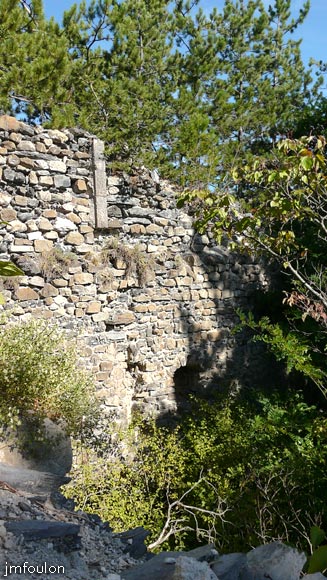 chateau-venterol-08web.jpg - Intérieur du mur Nord vu depuis le mur Ouest