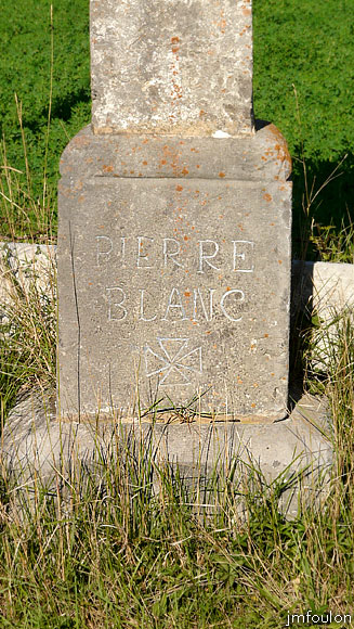 clamensane-oratoire-05web.jpg - Dans le bas de l'oratoire se trouve l'inscription PIERRE BLANC et la croix hospitalière