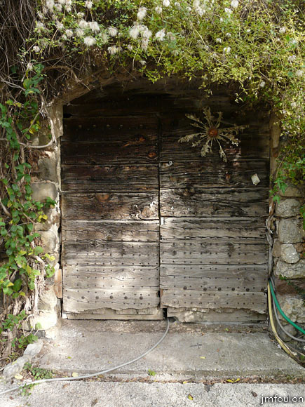 clamensane-vx-29web.jpg - Dans ces ruines reste une maison habitée. Ici la porte de ce qui fut probablment une bergerie