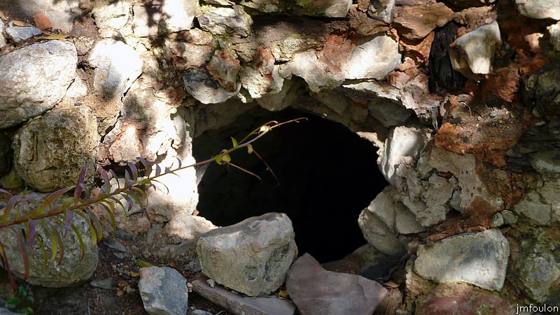 clamensane-vx-34web.jpg - Dans les vestiges d'un mur, apparaît au travers d'un trou, une cave
