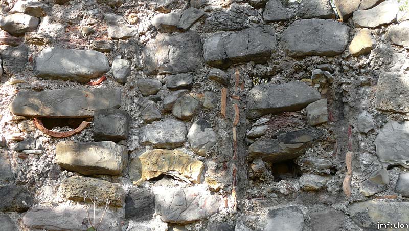 clamensane-vx-39web.jpg - Détails du mur Sud de cette ruine: Ici à droite, une ouverture murée
