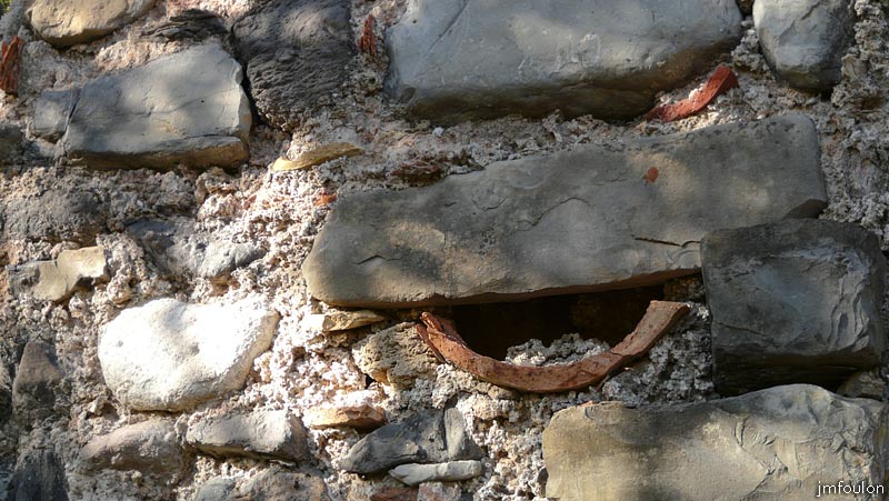 clamensane-vx-40web.jpg - Détails du mur Sud de cette ruine: Ici, une grosse tuile-canal