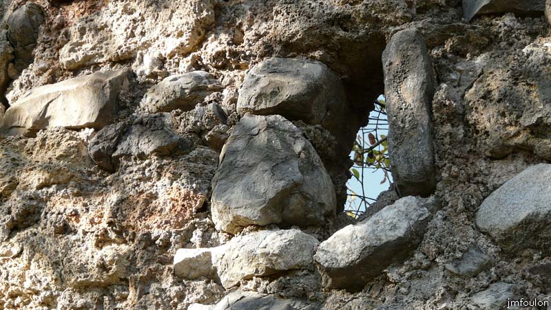 clamensane-vx-41web.jpg - Détails du mur Sud de cette ruine: Petite ouverture en partie haute