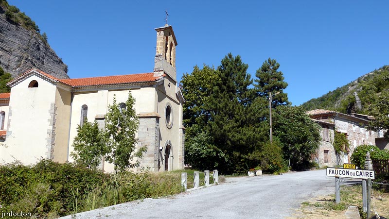 faucon-02web.jpg - Entrée Sud du village. A gauche l'église Saint-Barthélémy construite en 1874