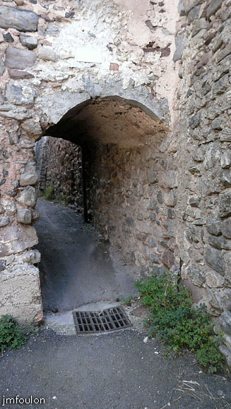 faucon-18web.jpg - Le passage couvert vu précédemment. Faucon était un village fortifié placé sous la protection d'un château
