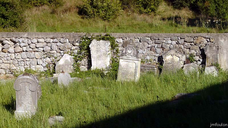 la-motte-cimetiere-02web.jpg - Vue générale des tombes se trouvant le long du mur Ouest du cimetière qui donne sur l'ancienne butte castrale