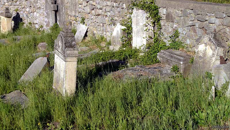 la-motte-cimetiere-03web.jpg - Autre vue des tombes se trouvant le long du mur Ouest du cimetière. La seconde en partant de la droite est celle d'un descendant du seigneur d'Hugues, membre d'une des familles nobles qui régna sur la Motte de 1633 à 1789