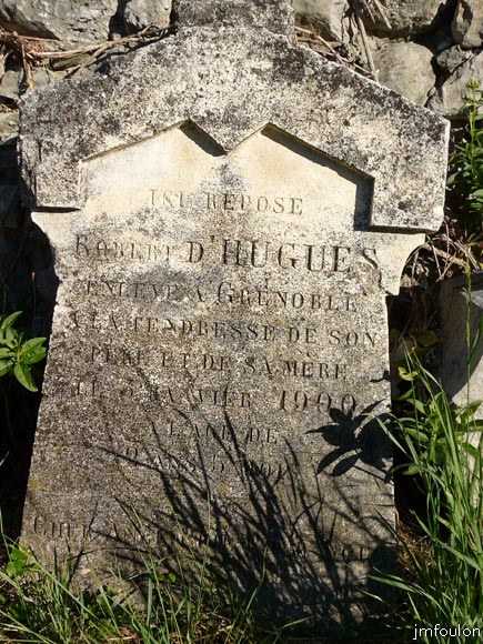 la-motte-cimetiere-06web.jpg - Ici repose Robert d'Hugues enlevé à Grenoble à la tendresse de son père et de sa mère. Le 3 janvier 1900 à l'age de 2 ans 5 mois