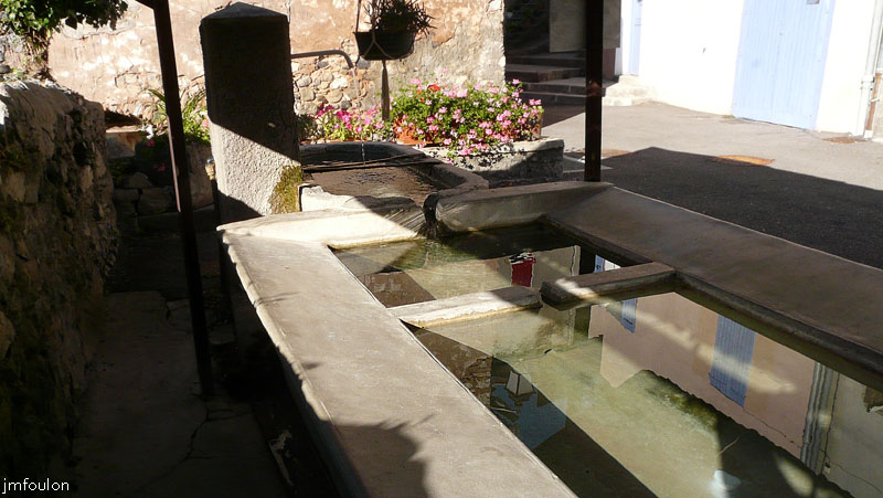 le-caire-18web.jpg - La fontaine et le lavoir du village
