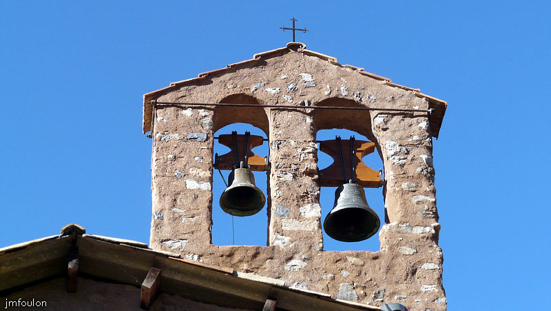 le-caire-42web.jpg - Le clocher mur de l'église Saint-Michel et ses deux cloches de taille différente (Zoom)