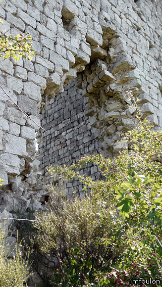 tour-melve-21web.jpg - Le parement intérieur du mur Est vu au travers du trou béant dans le mur Sud. On voit encore la pierre intérieure du linteau de l'archère Sud et les restes (soit trois rangées de pierres) de son jambage Est