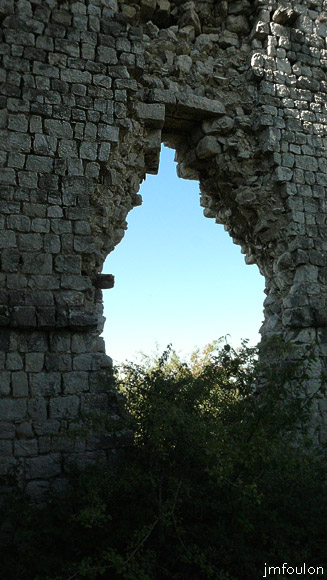 tour-melve-32web.jpg - On voit bien ici sur l'intérieur du mur Sud au centre, le linteau de l'archère et les restes de son jambage gauche encore partiellement en place